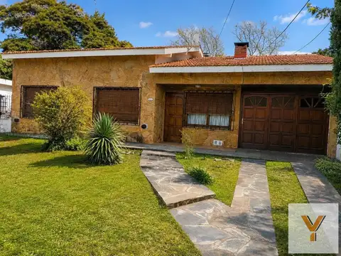 Casa en Venta - 3 Dormitorios 2 Baños - 452.65mts - Mar Del Tuyu
