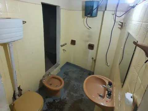 Alquiler galpón al fondo de 90 m² más altillo.