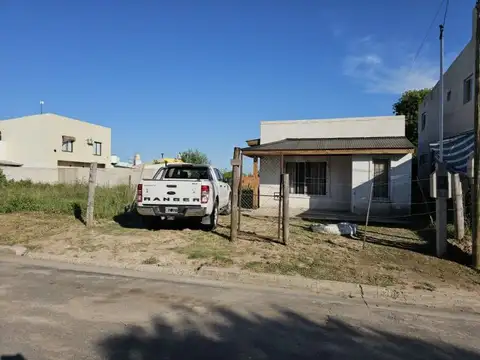 Casa de dos dormitorios y un baño, amplia y luminosa, sobre terreno de 382 m2