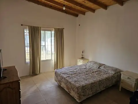 Casa de dos dormitorios y un baño, amplia y luminosa, sobre terreno de 382 m2