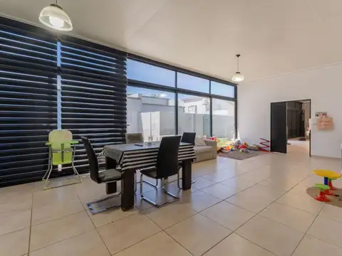 VENTA CASA C/PILETA, QUINCHO Y 3 COCHERAS -FRANCK