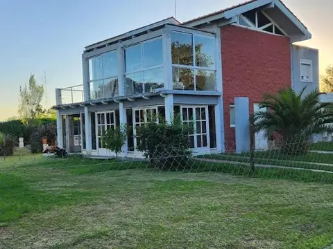 Casa 5 ambientes con 4 baños