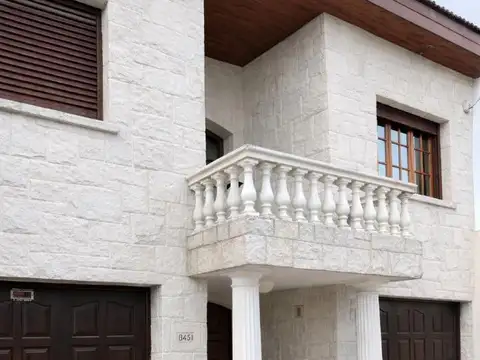 CHALET DE CATEGORÍA · 5 AMBIENTES EN TRES NIVELES