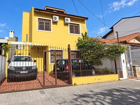 AMPLIA CASA DE 6 AMBIENTES CON JARDIN EN VENTA. OLIVOS