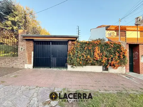 Casa 4 ambientes con patio y garage APTO CREDITO