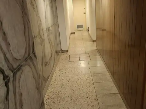 1 AMBIENTE MUY LUMINOSO CON  BALCON