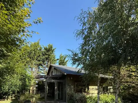 VENTA CASA 3 AMB EN LA CALETA CON PILETA Y QUINCHO EMPLAZADA EN 2 LOTES