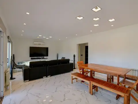 Casa 6 ambientes con 2 baños