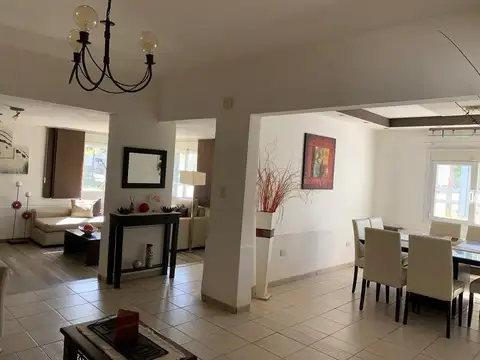 Casa 4 ambientes con 3 baños