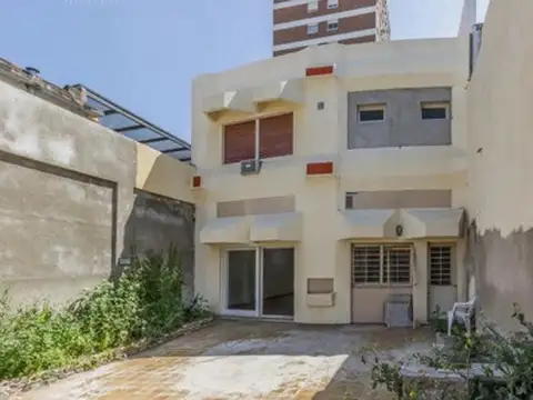 Casa en Alquiler con 2 cocheras