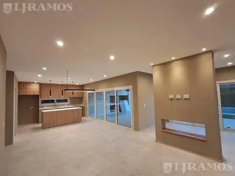 Casa en Venta con 4 cocheras