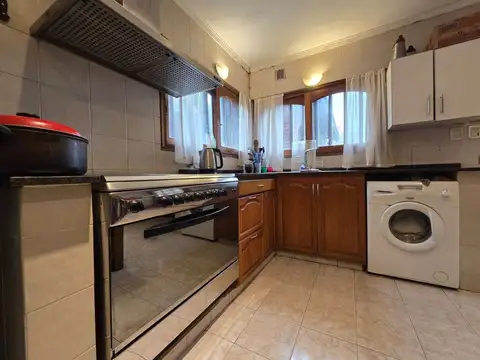 VENTA CASA  3 AMBIENTES CON JARDIN Y TERRAZA 