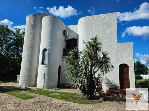 Casa en venta - 4 Dormitorios 3 Baños - 2.400Mts2 - Carlos Casares