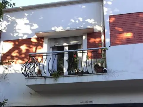 Depto 3 amb con dependencia de servicio. Totalmente externo.