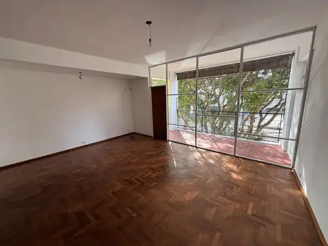 Reciclado a nuevo! Lindo departamento de tres dormitorios cerca del rio. 