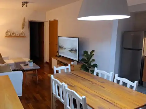 Amplio Depto. 1 dormitorio con balcón. Excelente Estado.