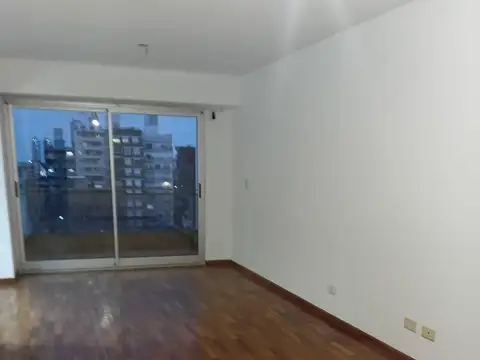 Amplio Depto. 1 dormitorio con balcón. Excelente Estado.