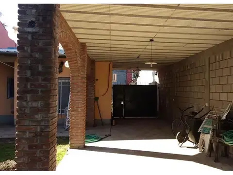 Casa en Venta con 2 cocheras