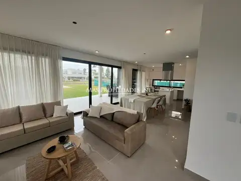 Casa 5 ambientes con 4 baños