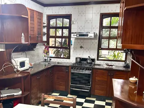 Casa 4 ambientes con 2 baños