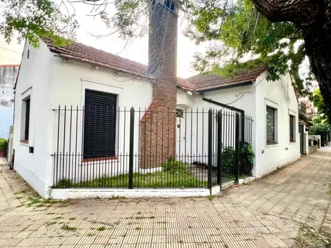 Martínez: Casa de 4 Amb en Lote Propio con Patio Ubicada a 3 Cuadras de Avda