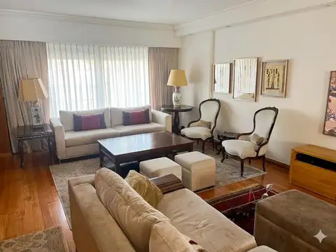 Casa en Alquiler con 3 cocheras