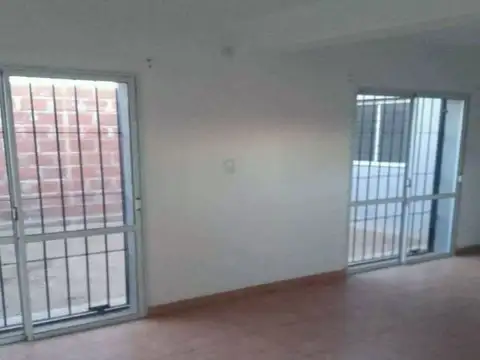 Casa 6 ambientes con 2 baños