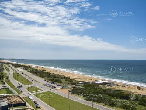 Espectacular departamento frente a playa brava de 4 dormitorios en venta en Tiburon III