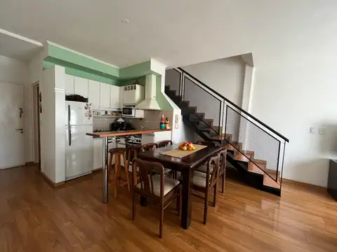 4amb frente  primero por escalera  con balcon y patio