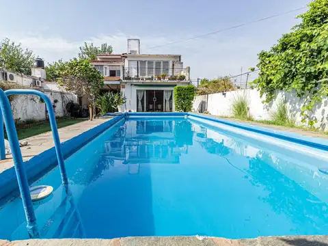 Casa en venta 6 ambiente en Merlo centro con pileta