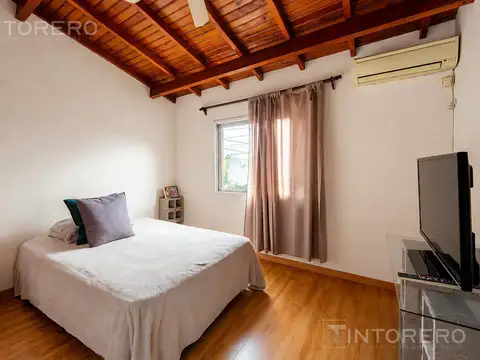 Casa en venta de 5 ambientes con amplio parque y piscina en Castelar Norte.