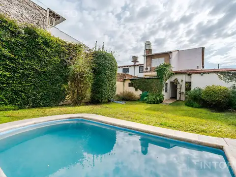 Casa en venta de 5 ambientes con amplio parque y piscina en Castelar Norte.