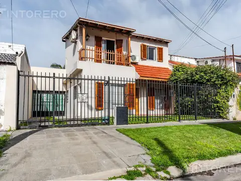 Casa en Venta con 2 cocheras