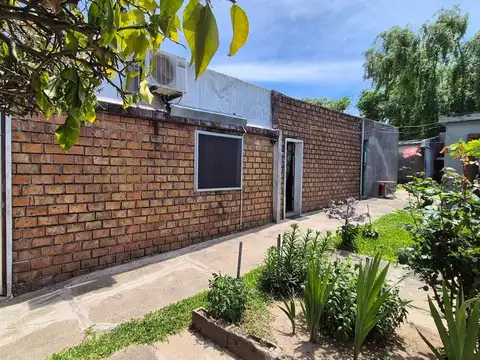 Casa 8 ambientes con 2 baños