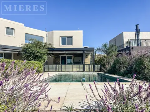 Casa en venta sobre lote a la laguna en El Cantón Barrio Islas