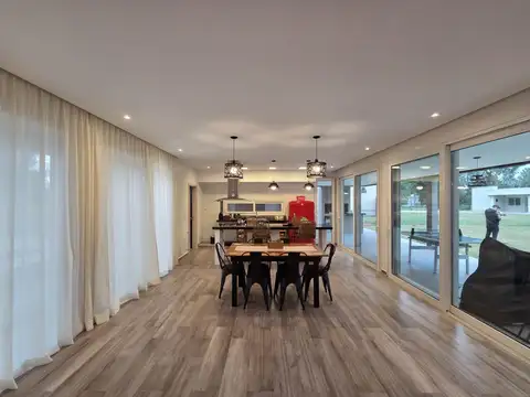 VENTA CASA 4 AMBIENTES EN MIRALAGOS 1 - LA PLATA