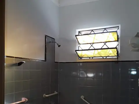 CASA EN VENTA CON GALPON - VILLA LUZURIAGA