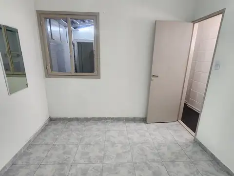 Av Directorio 100, Piso 1