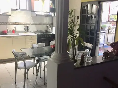 12 y 158- CASA + LOCAL EN BERISSO