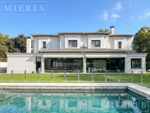 Muy linda casa de estilo moderno en venta en Las Lomas de San Isidro.