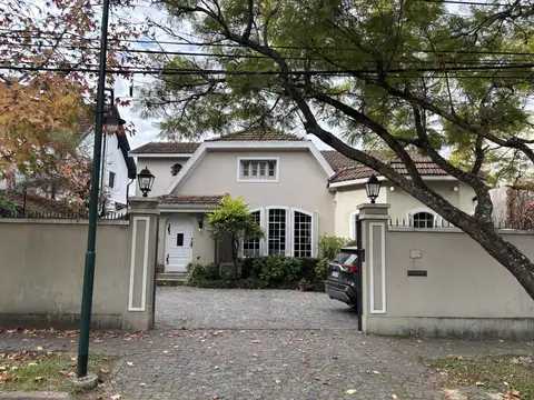Casa histórica, estilo Suiza, actualizada, con gran jardín en Martínez