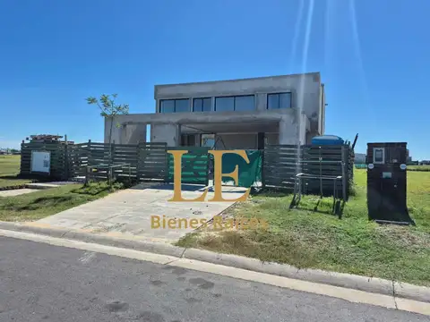 Casa 6 ambientes con 5 baños