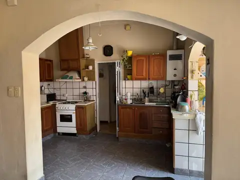 Casa 6 ambientes con 2 baños