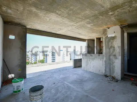 TRIPLEX SEMIPISO EN VENTA DE TRES DORMITORIOS CON TERRAZA Y COCHERA