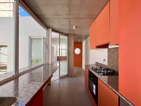 Venta - Casa interna de pasillo 2 dormitorios con Patio Verde y terraza con parrilla. Echesortu