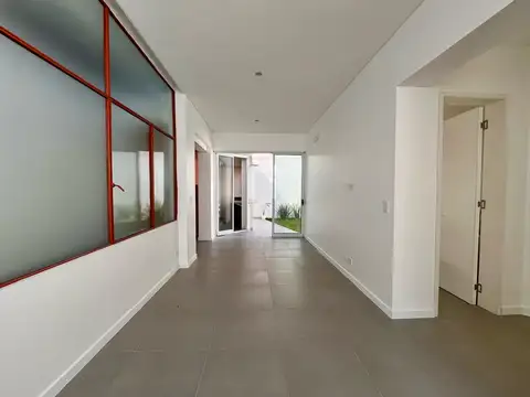 Venta - Casa interna de pasillo 2 dormitorios con Patio Verde y terraza con parrilla. Echesortu