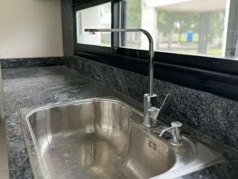 Casa en Alquiler con 6 cocheras