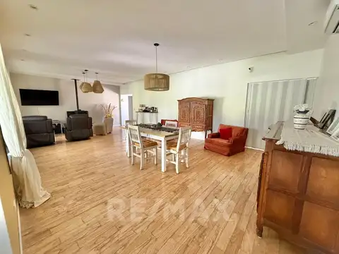 Casa en Alquiler con 2 cocheras
