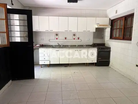 Casa en Venta con 3 cocheras