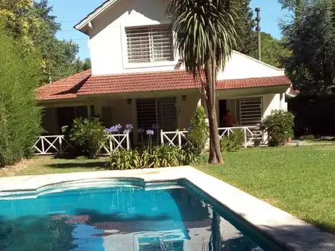Casa 5 ambientes con 4 baños